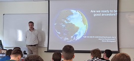 Charla de empresa sobre la estrategia de sostenibilidad del sector de la aviación